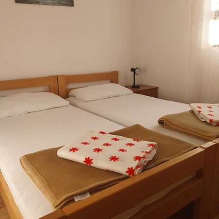 Apartmani Mile 克尔克 外观 照片